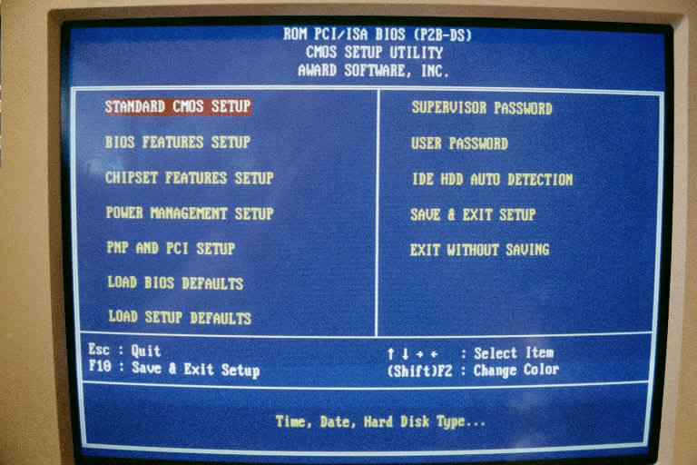 Main menu of Award CMOS Setup Utility. First menu item is called “STANDARD CMOS SETUP”.